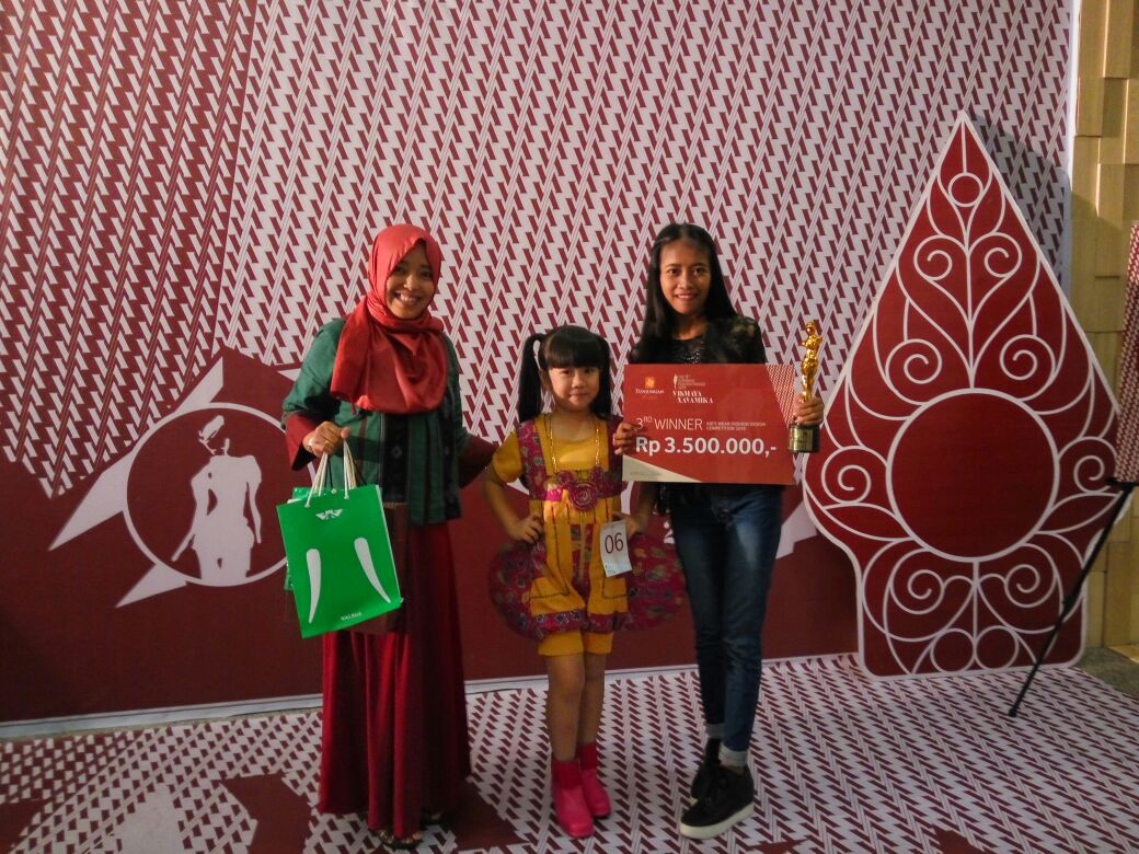 Juara 3rd Surabaya Fashion Parade 2016 “VISMAYA NAVAMIKA”