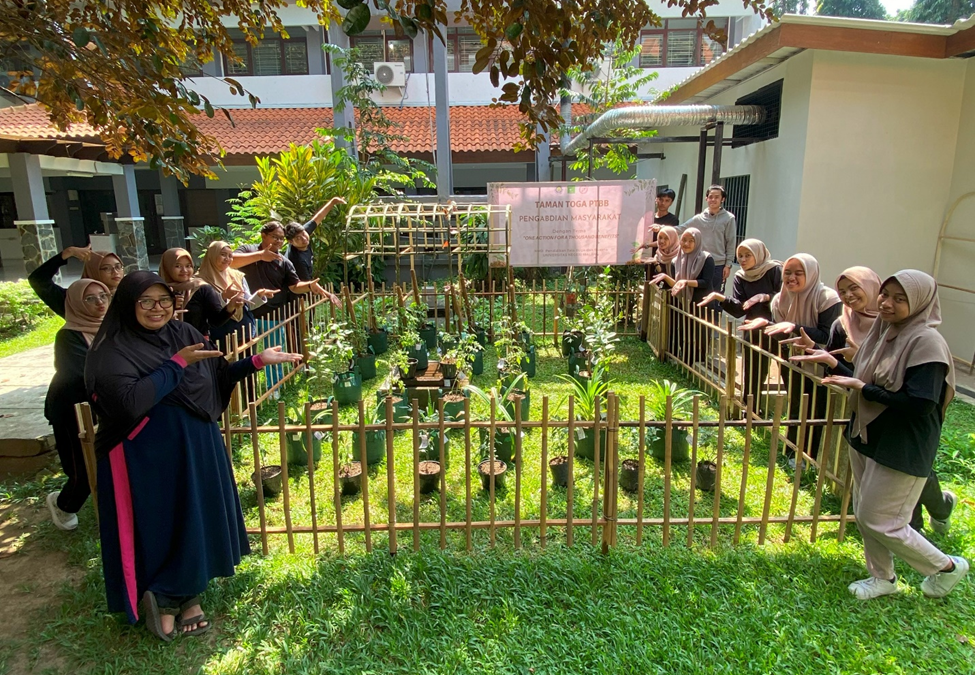 Green Campus melalui penanaman TOGA “One Action for a Thousand benefits”