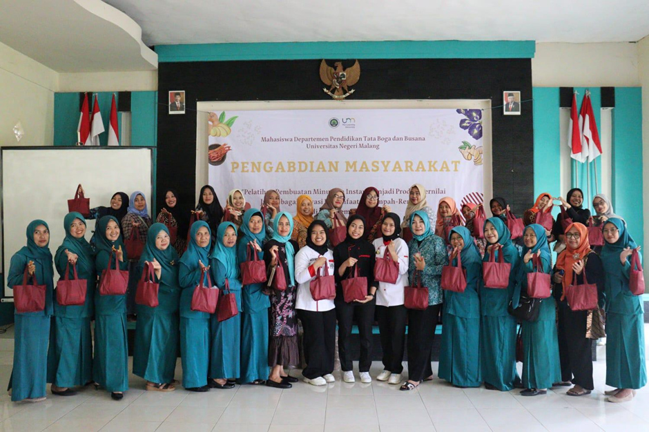 Berkarya bersama UMKM ”Olah Rempah-rempah Menjadi Minuman Instan yang Bernilai Jual Tinggi dan Menarik”