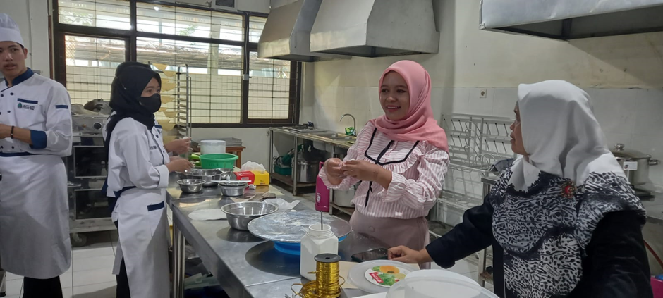 BELAJAR DARI PRAKTISI DAN ALUMNI: TEKNIK DEKORASI KUE MENGGUNAKAN FONDANT DAN BUTTER CREAM