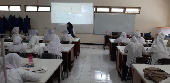 Peduli Almamater, Alumni Berbagi Ilmu dengan Mengajar“Membuat Kebaya Tradisional”