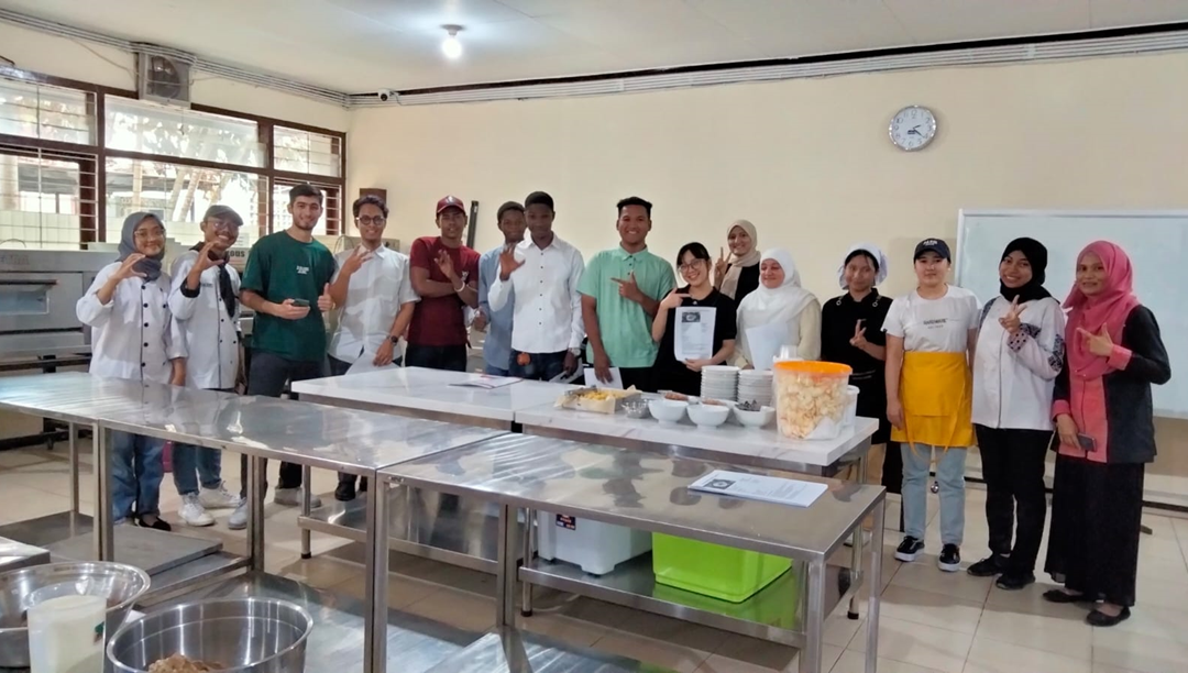 MAHASISWA ASING BELAJAR MEMASAK MAKASNAN KHAS INDONESIA DI DPTBB UM