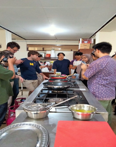 MENGENALKAN AYAM GORENG LENGKUAS DAN ES DAWET